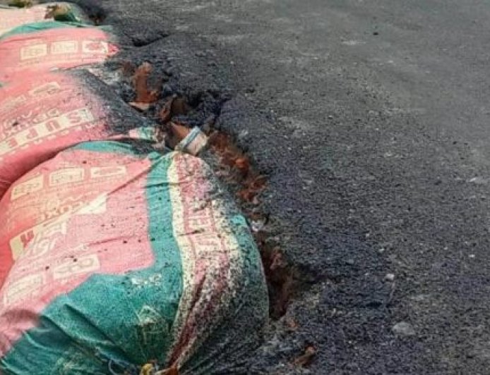 জোড়া তালি দিয়ে সংস্কার দোকানরঘর-হরিণা সড়ক