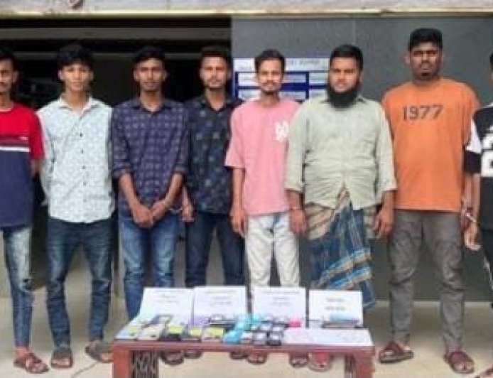অনলাইনে  ইলিশ বিক্রির নামে প্রতারণা গ্রেফতার ৮